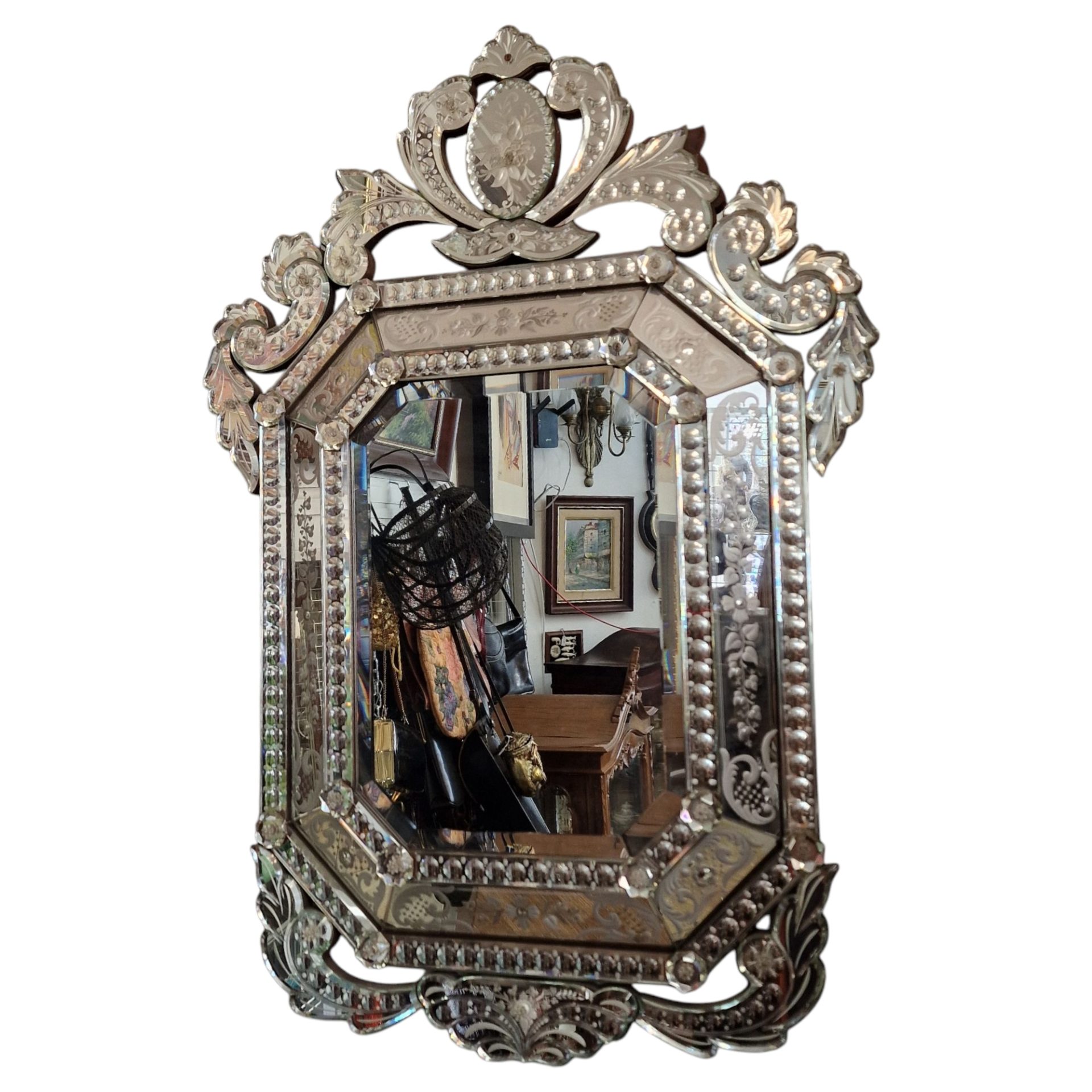 Esta escultura em miniatura do Galo de Barcelos foi produzida em prata de lei (prata 925), assinada pela marca Topázio, com selo visível na base. A peça apresenta pormenores esmaltados à mão em vermelho, amarelo, azul e preto, reproduzindo o tradicional padrão decorativo do símbolo popular português. É uma peça sólida e de elevada qualidade artesanal, com uma base arredondada que permite uma exposição segura e elegante.