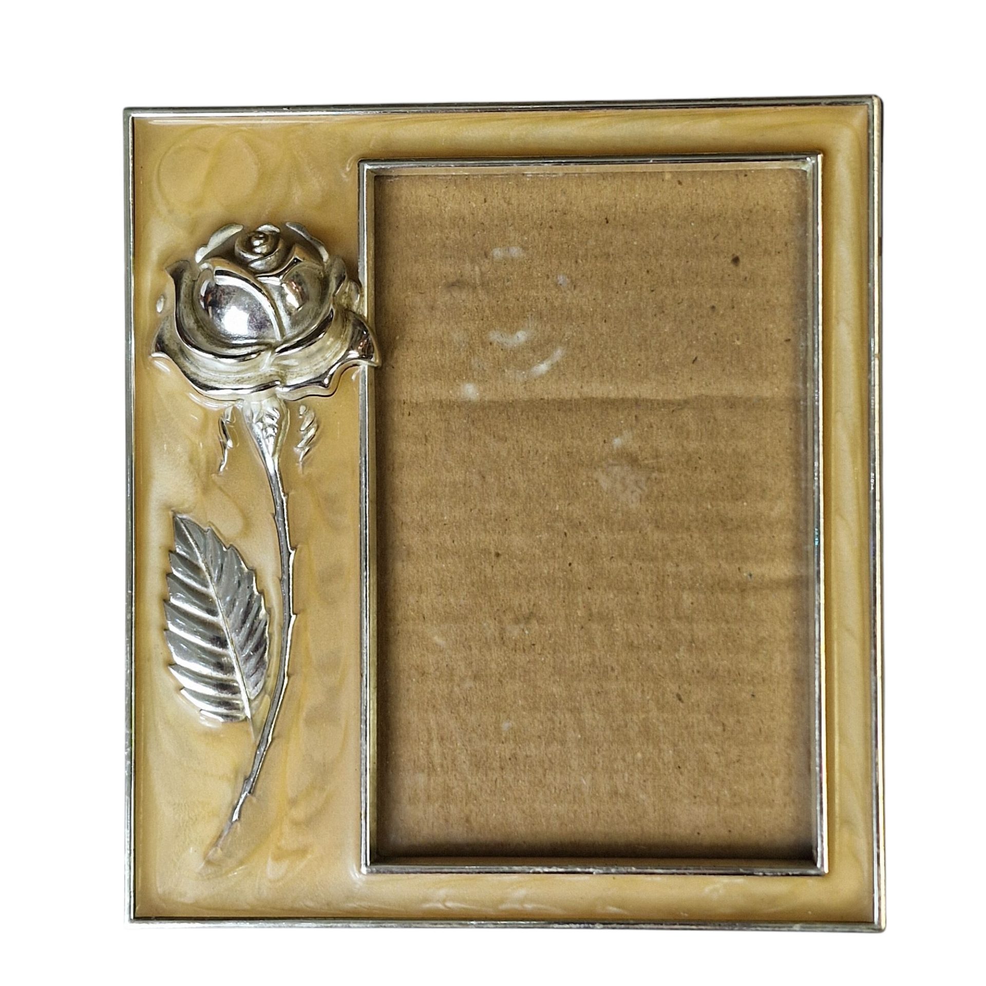 Moldura metálica com rosa em relevo e acabamento madrepérola