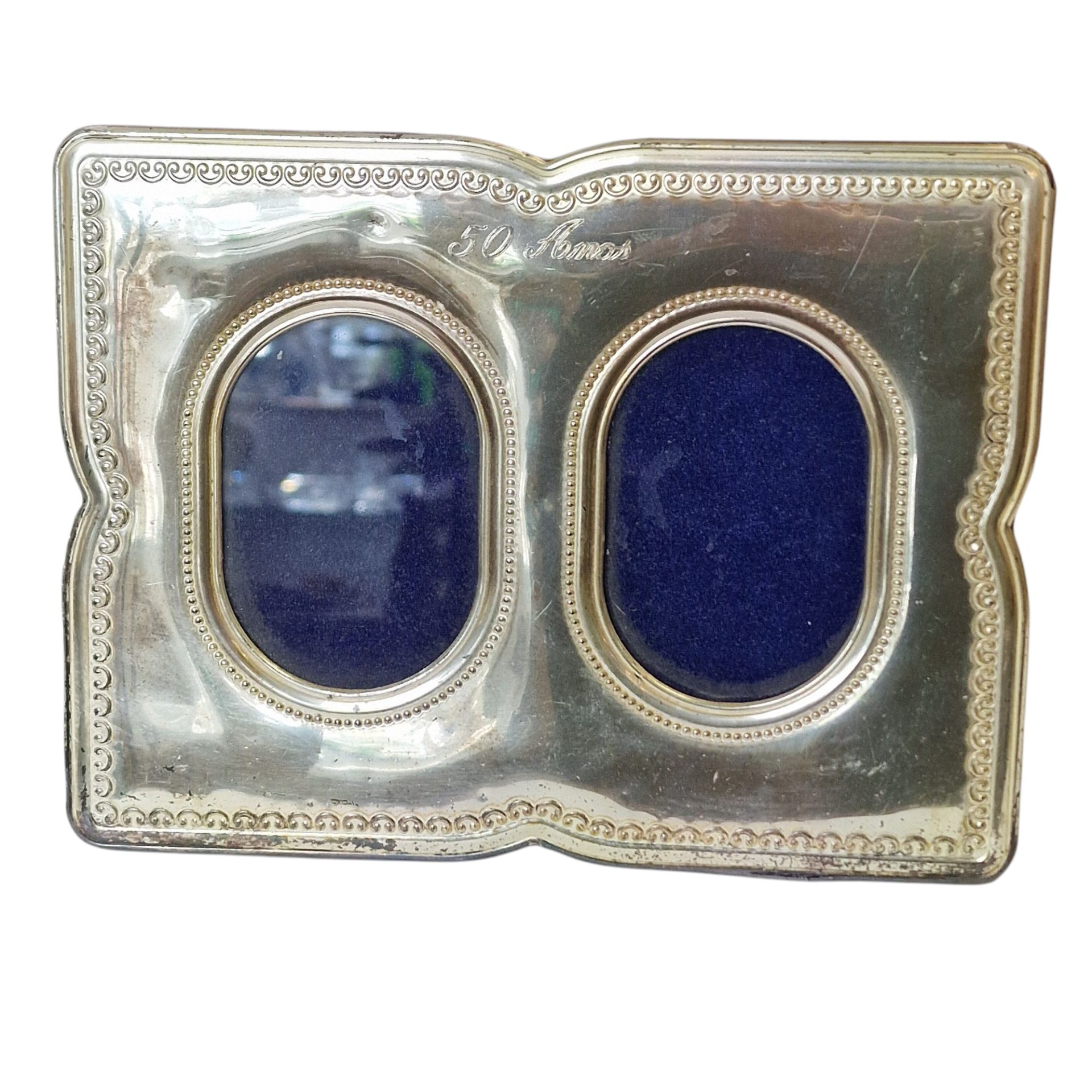 Moldura dupla “50 Anos” em forma de livro aberto