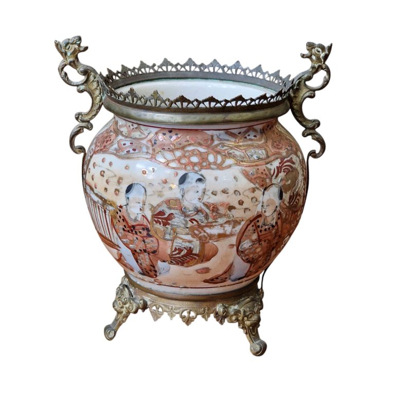 Pote Cerâmico Oriental com Estrutura em Latão – Decoração Figurativa em Estilo Imari – 15.5cm