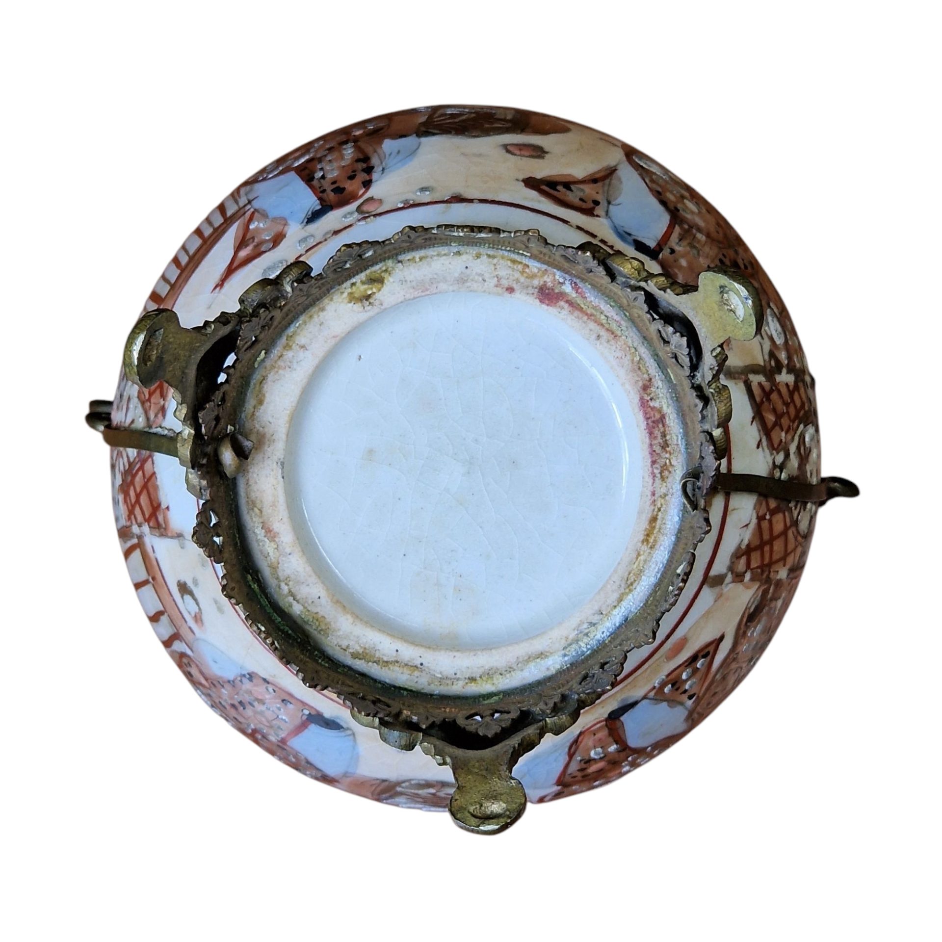 Pote cerâmico oriental com estrutura metálica – decoração figurativa em estilo Imari