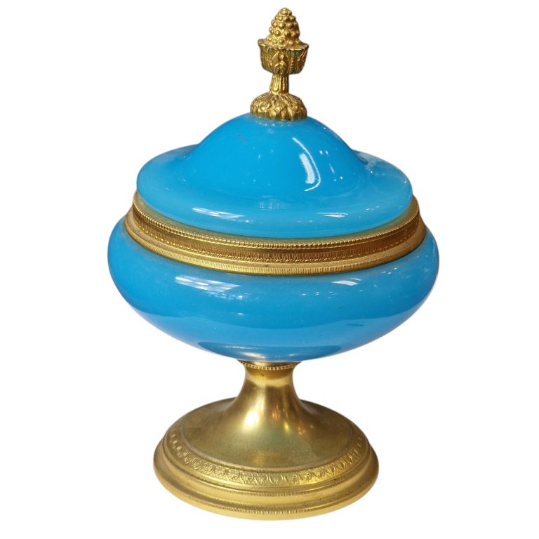 Pote decorativo vidro opalino azul com base dourada – Made in Italy – 17cm