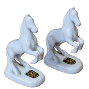 Par de cavalinhos de porcelana branca com brasão – Wein, Alemanha