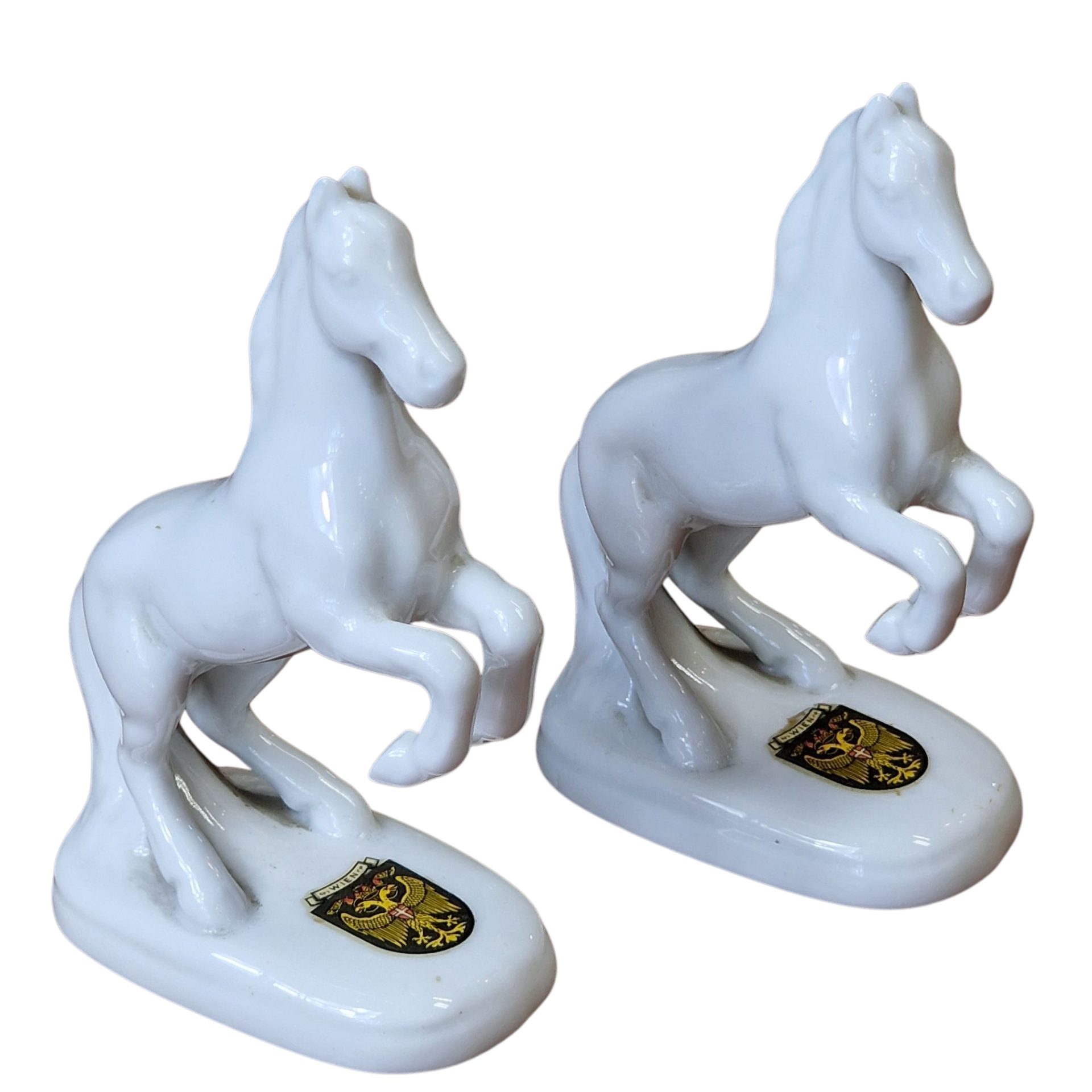 Par de cavalinhos de porcelana branca com brasão – Wein, Alemanha