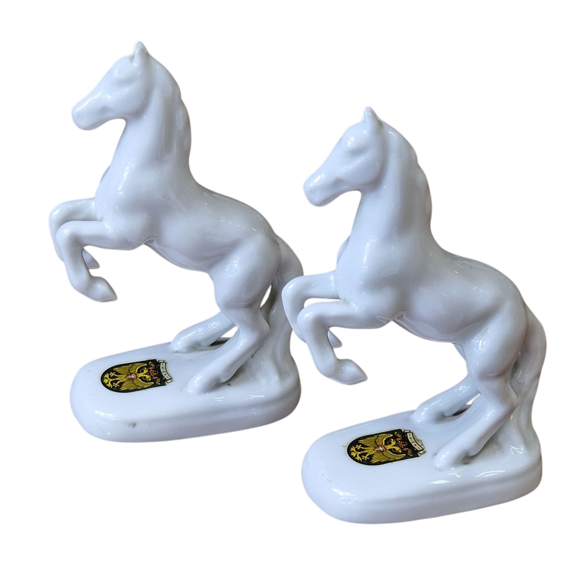 Par de cavalinhos de porcelana branca com brasão – Wein, Alemanha