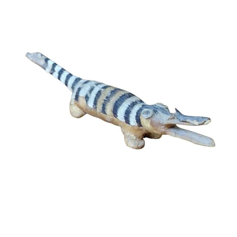 Figura Crocodilo em Barro Revestido com Couro e Pêlo – Estilo Artesanal Exótico