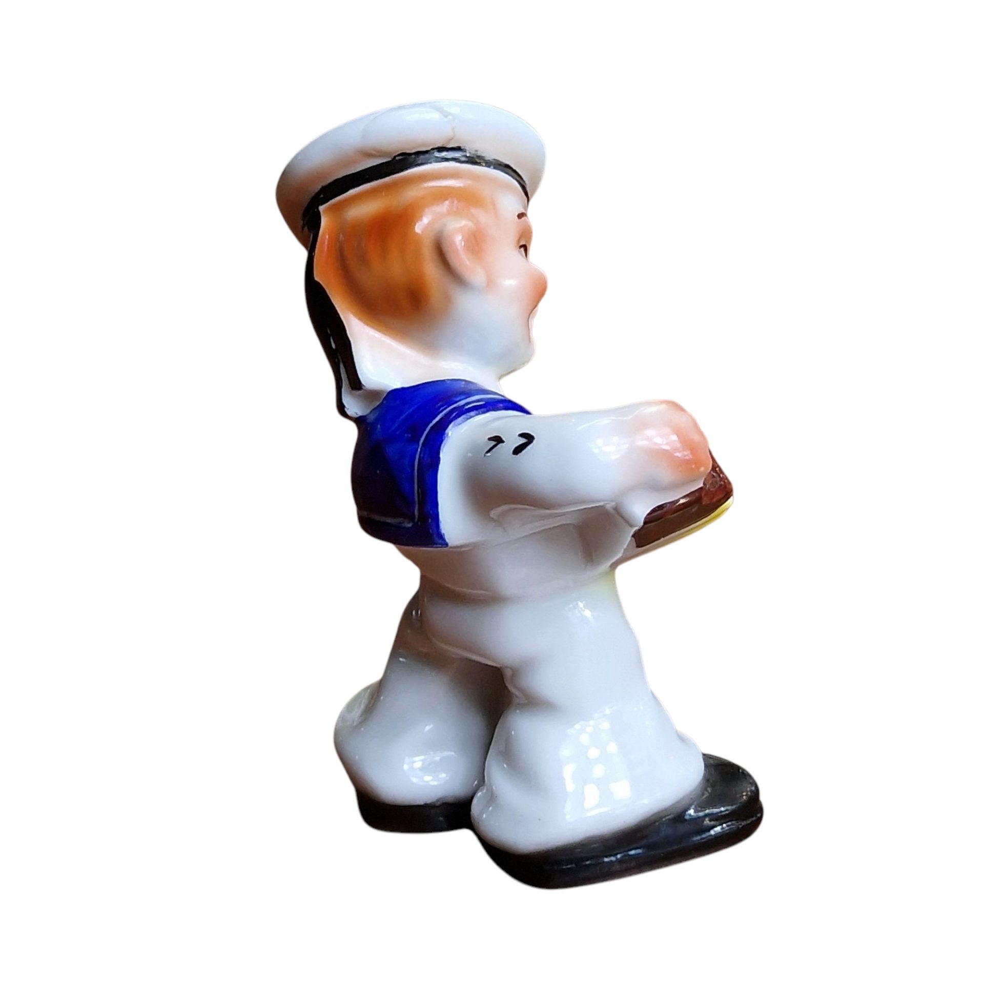 Estatueta de Marinheiro com Concertina – Cerâmica Pintada à Mão