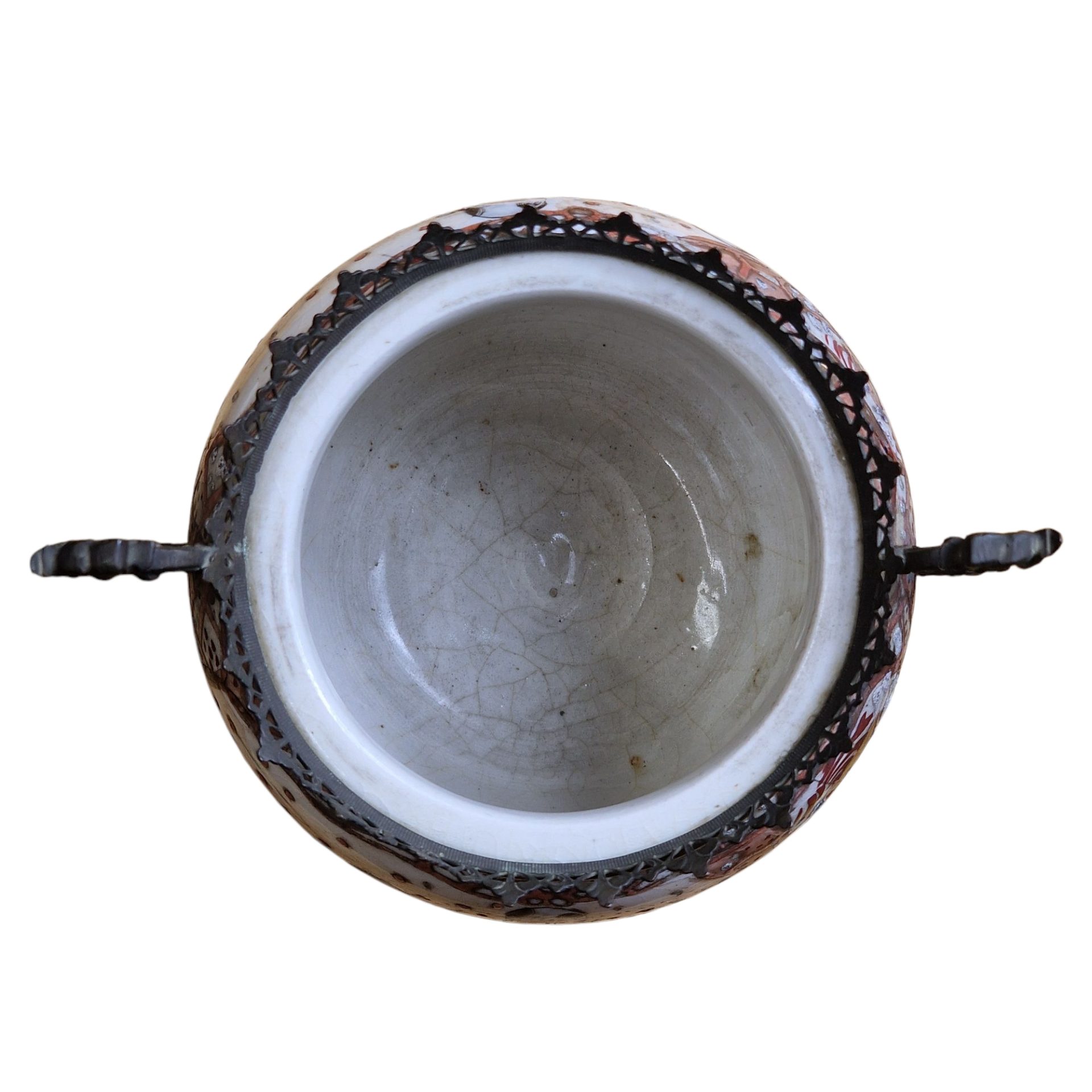 Pote Cerâmico Oriental com Estrutura Metálica – Decoração Figurativa em Estilo Imari - 15.5cm