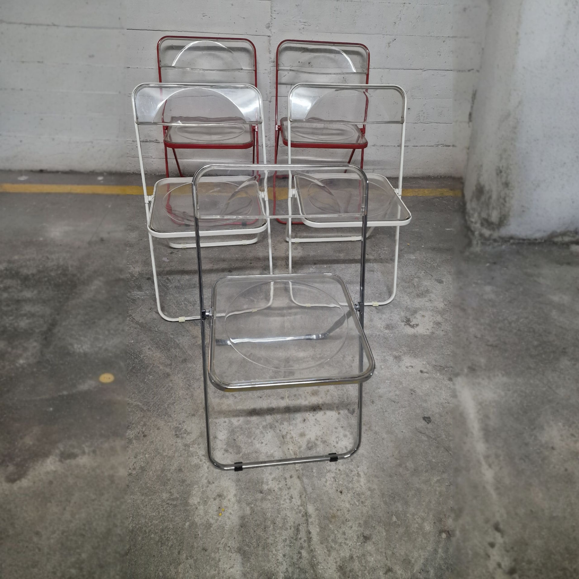 Conjunto de 5 Cadeiras Stua – Estrutura em Metal e Assento/Encosto em Acrílico