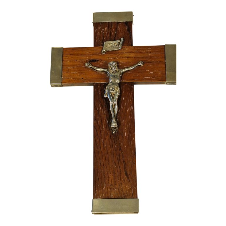 Crucifixo madeira 24.5×15 com Jesus em prata 9×7 (mãos aos pés), aplicações em prata portuguesa nos topos e chapa
