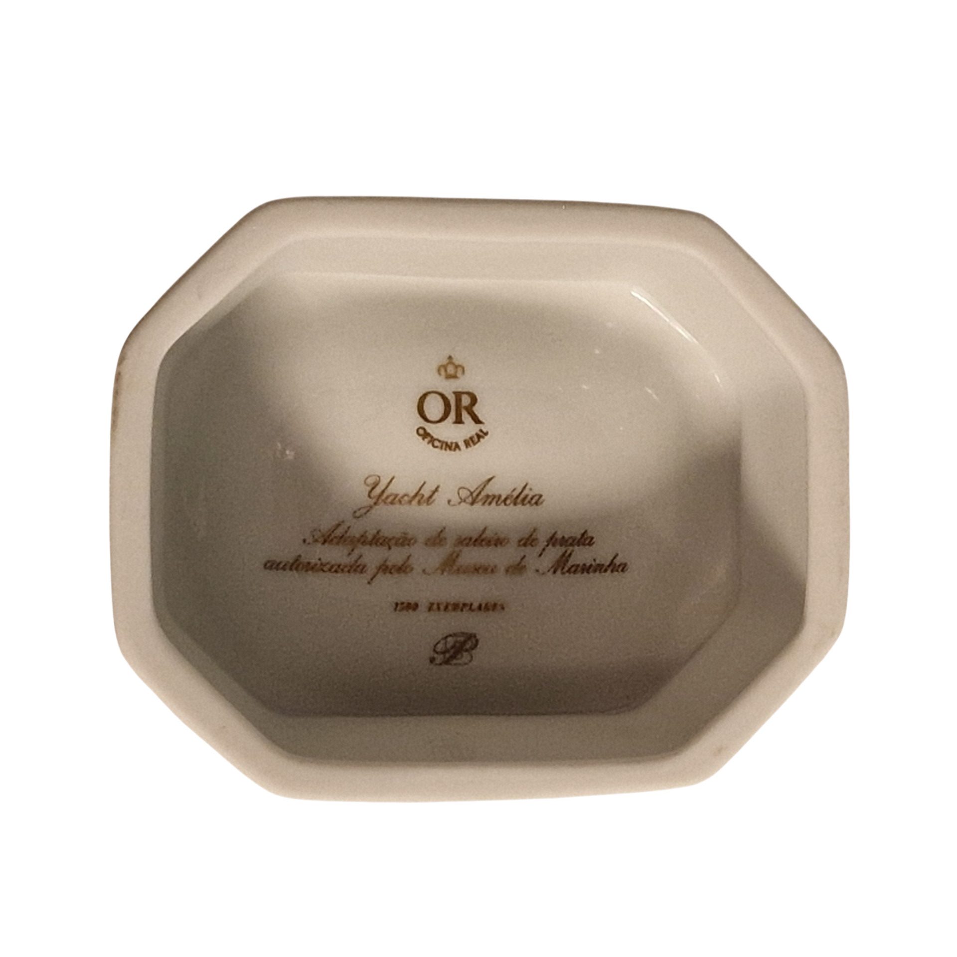 Saleiro “Yacht Amelia” – Oficina Real – Porcelana branca – 9,5 × 7,5 cm – Edição limitada (Museu da Marinha)