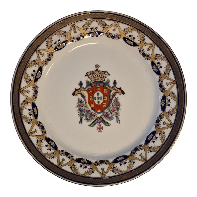 Prato com Brasão Real de Portugal – Porcelana Decorada em Azul e Dourado – 25 cms