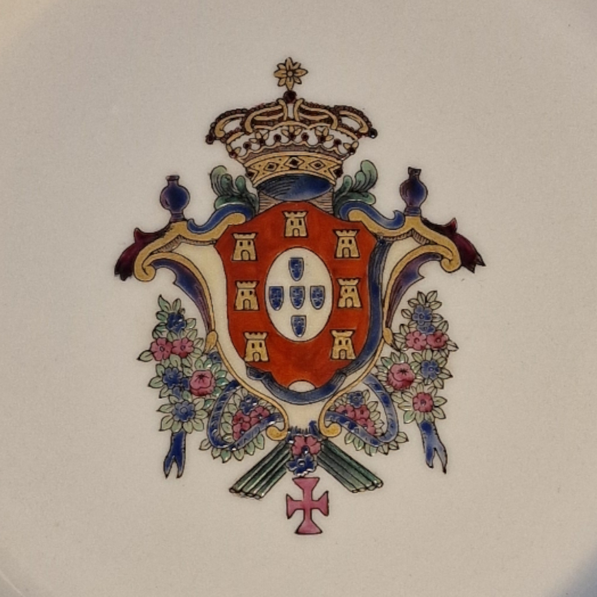 Prato com Brasão Real de Portugal – Porcelana Decorada em Azul e Dourado