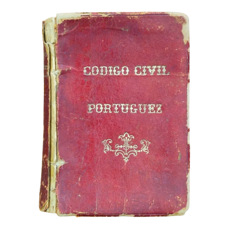 Exemplar do Código Civil Português, 12ª edição publicada em 1915 pela Tipografia Universal de Lisboa, com 590 páginas. Obra jurídica histórica fundamental para o estudo do direito civil português.