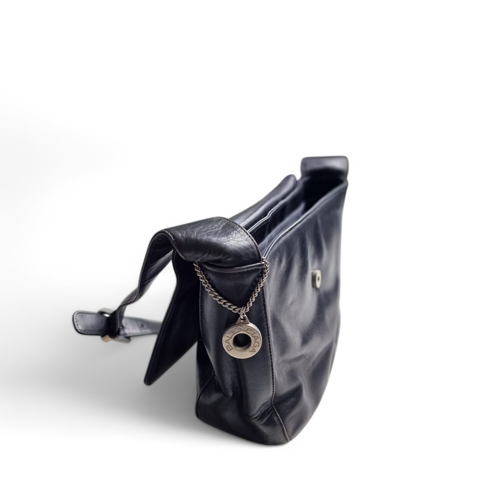 Mala de Ombro Vintage Balenciaga em Pele Preta com Medalhão Metálico
