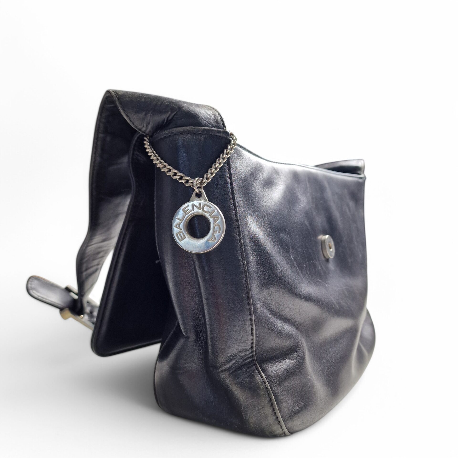 Mala de Ombro Vintage Balenciaga em Pele Preta com Medalhão Metálico
