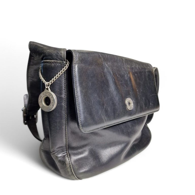Mala de Ombro Vintage Balenciaga em Pele Preta com Medalhão Metálico