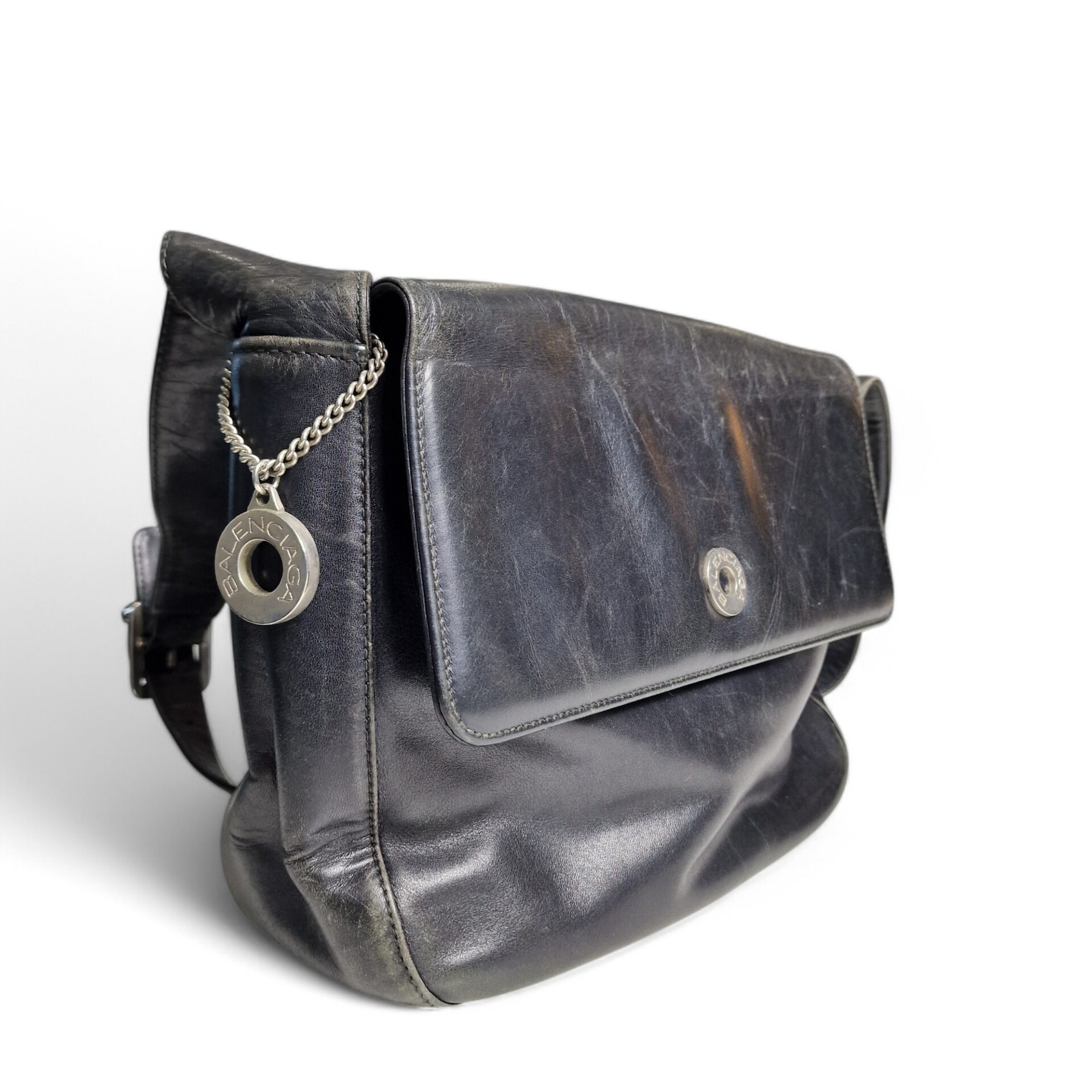 Mala de Ombro Vintage Balenciaga em Pele Preta com Medalhão Metálico