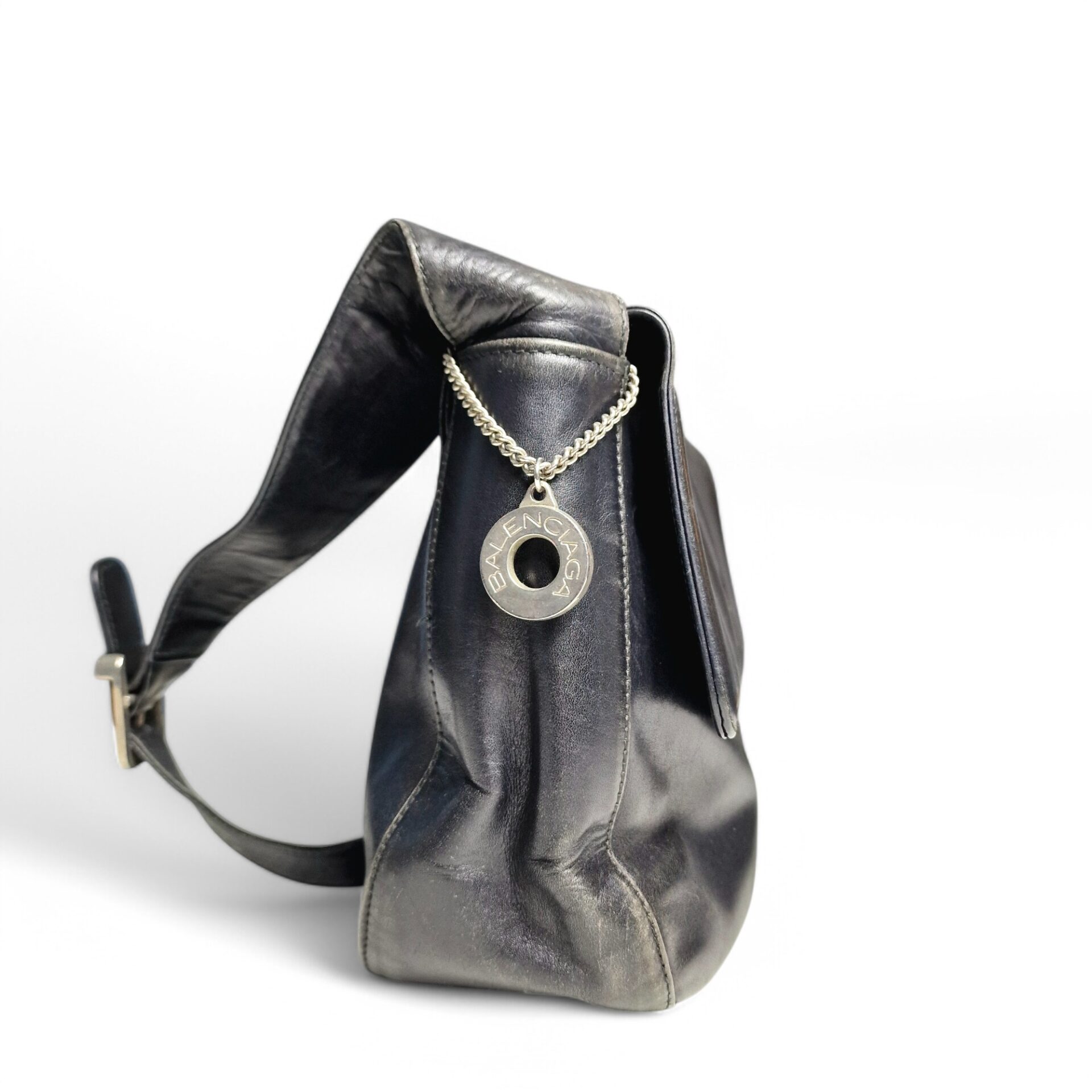 Mala de Ombro Vintage Balenciaga em Pele Preta com Medalhão Metálico