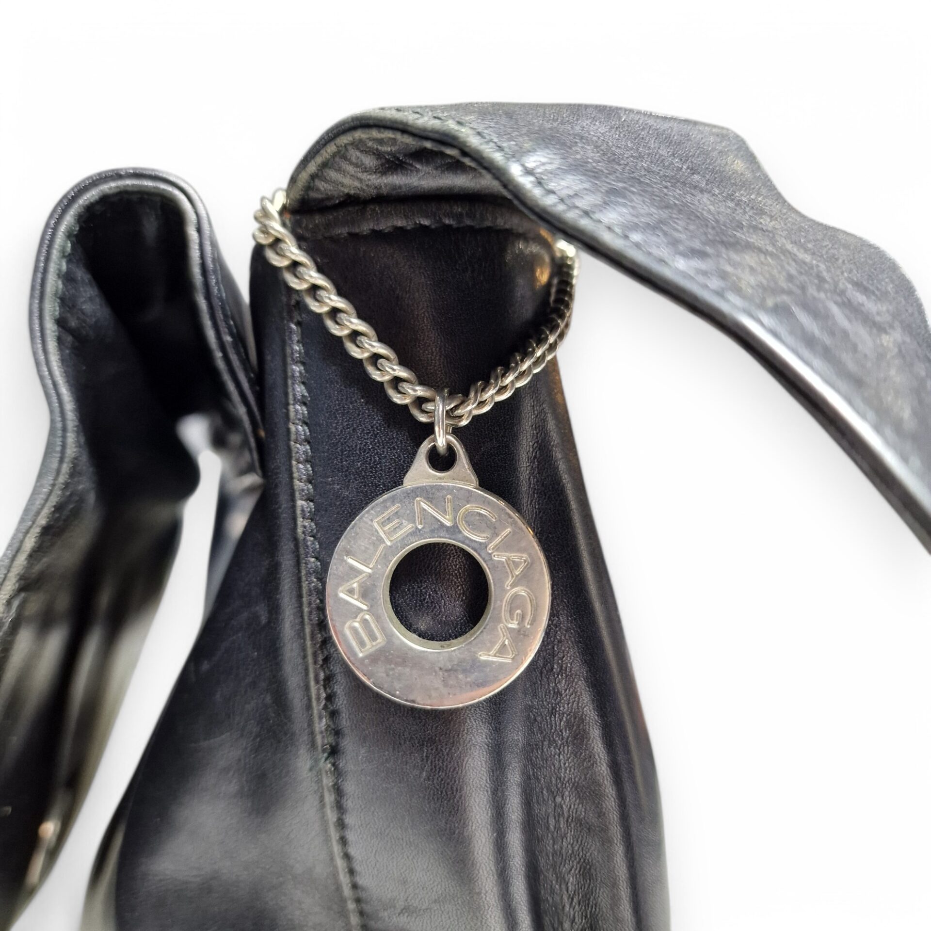 Mala de Ombro Vintage Balenciaga em Pele Preta com Medalhão Metálico