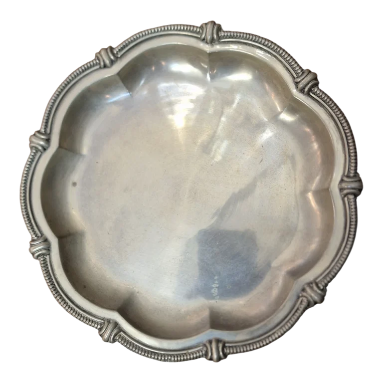 Prato Decorativo Antigo em Prata Portuguesa com Bordo Recortado – Punção Águia – 24,5 cm