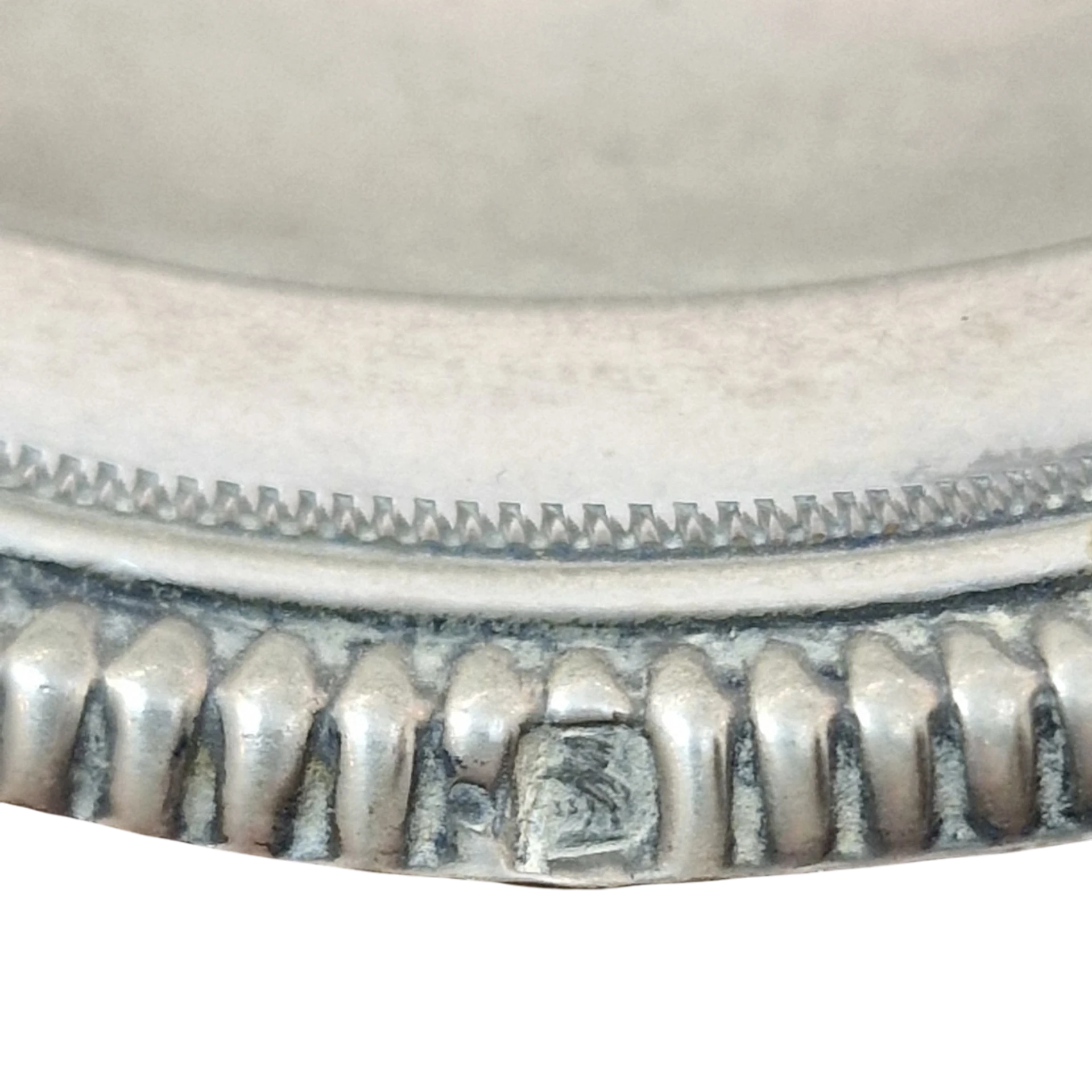 Prato Decorativo Antigo em Prata Portuguesa com Bordo Recortado – Punção Águia – 24,5 cm