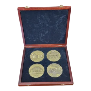 Conjunto de 4 Medalhas de Macau com Caixa em Madeira