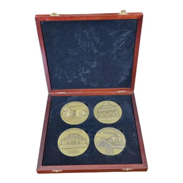 Conjunto de 4 Medalhas de Macau com Caixa em Madeira