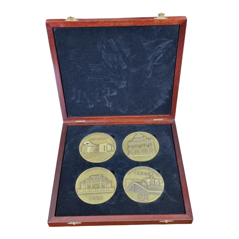Conjunto de 4 Medalhas de Macau com Caixa em Madeira