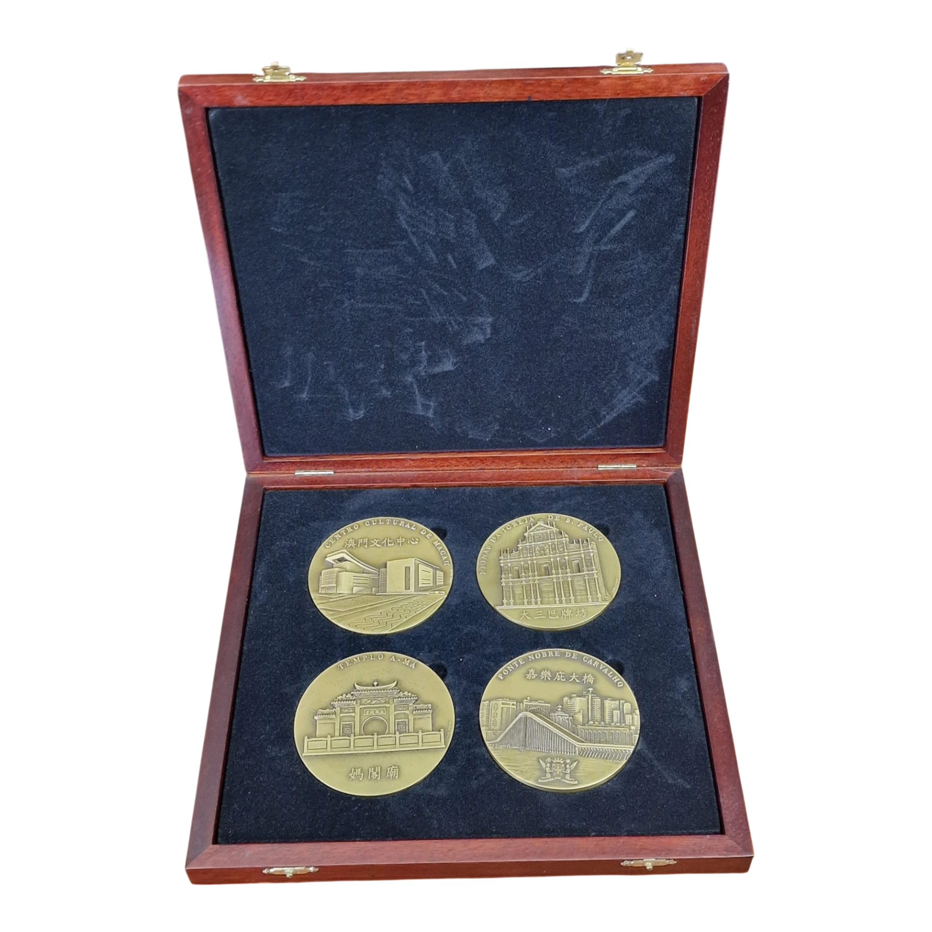 Conjunto de 4 Medalhas de Macau com Caixa em Madeira