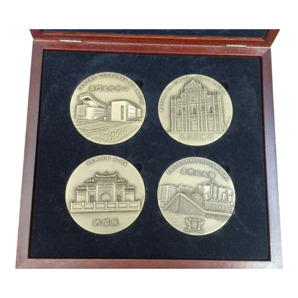 Conjunto de 4 Medalhas de Macau com Caixa em Madeira