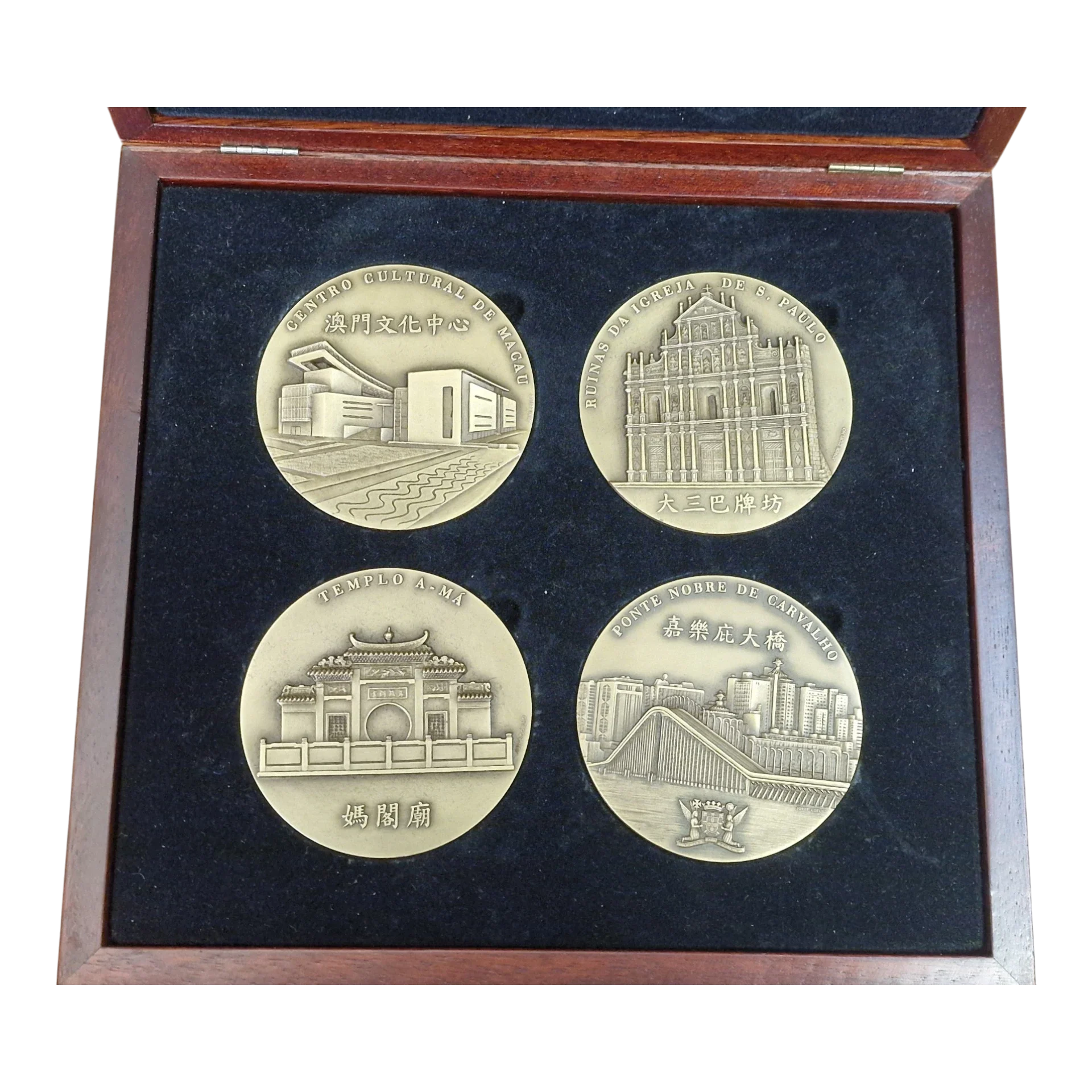 Conjunto de 4 Medalhas de Macau com Caixa em Madeira