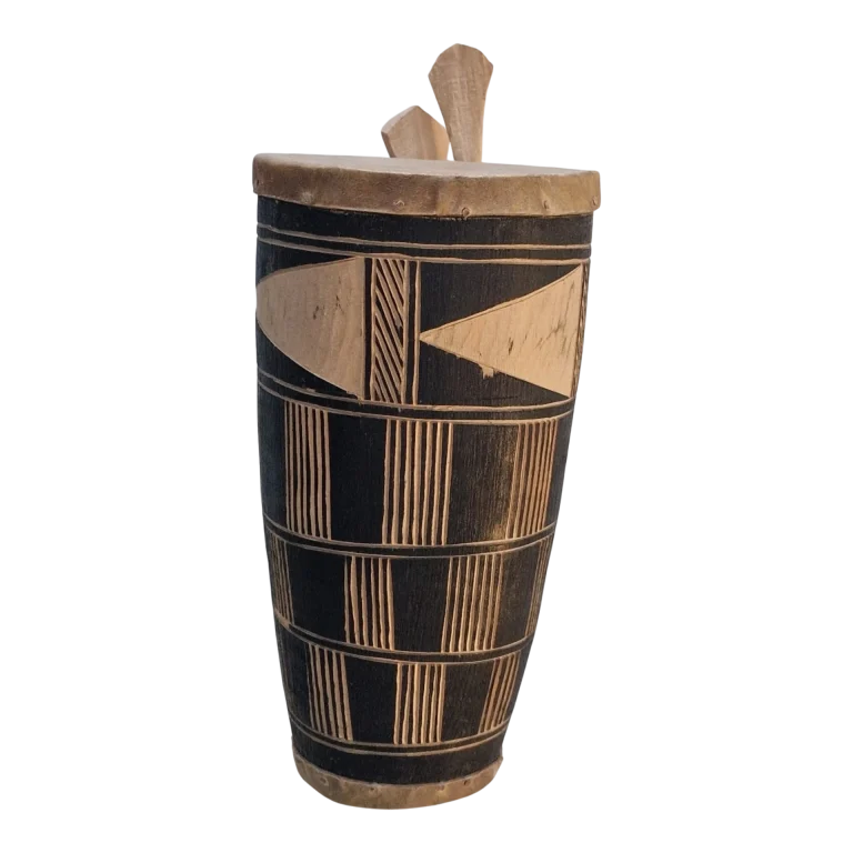 Tambor Decorativo em Madeira Entalhada com Pele e Baquetas 17 cm — inspiração africana, séc. XX