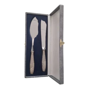 https://vintagelx.com/loja/pratas/conjunto-servir-peixe-cabos-prata-javali-ii-833-e-estojo-original-26cm-portugal-1887-1937/