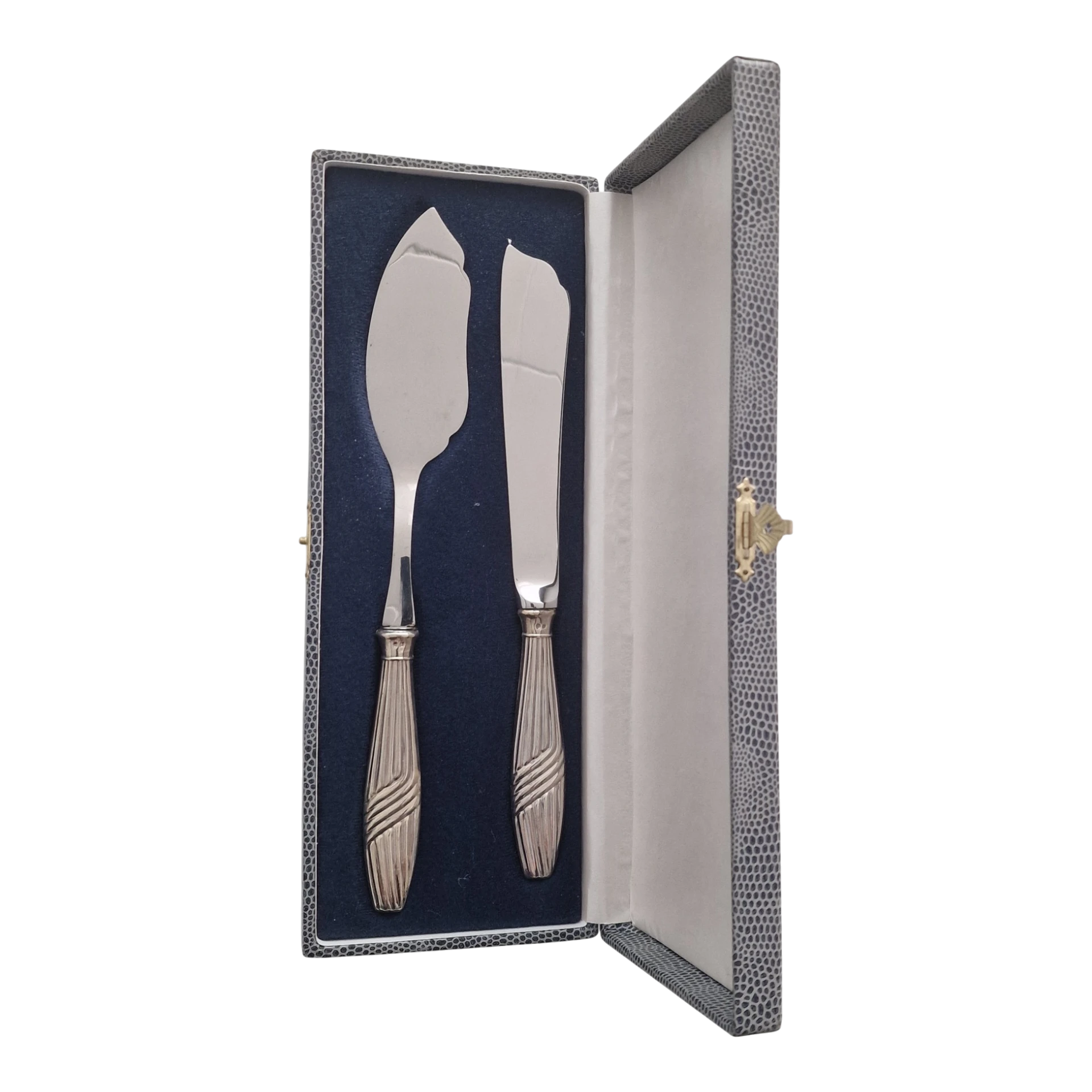 https://vintagelx.com/loja/pratas/conjunto-servir-peixe-cabos-prata-javali-ii-833-e-estojo-original-26cm-portugal-1887-1937/
