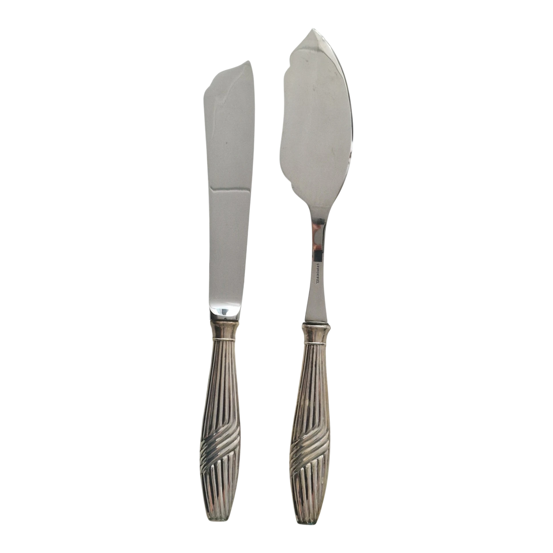 https://vintagelx.com/loja/pratas/conjunto-servir-peixe-cabos-prata-javali-ii-833-e-estojo-original-26cm-portugal-1887-1937/