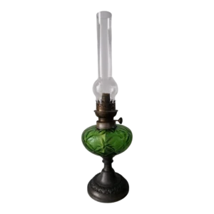 Candeeiro a Petróleo Antigo “Déposé” em Vidro Verde Moldado – França/Bélgica, c. 1890-1920