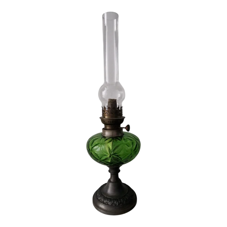 Candeeiro a Petróleo Antigo “Déposé” em Vidro Verde Moldado – França/Bélgica, c. 1890-1920