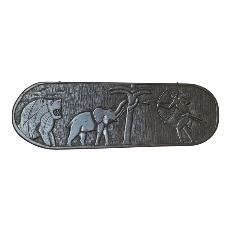 Painel Africano em Madeira Escura Tipo Pau-Preto Esculpido à Mão – 52,5 x 16 cm – 846 g