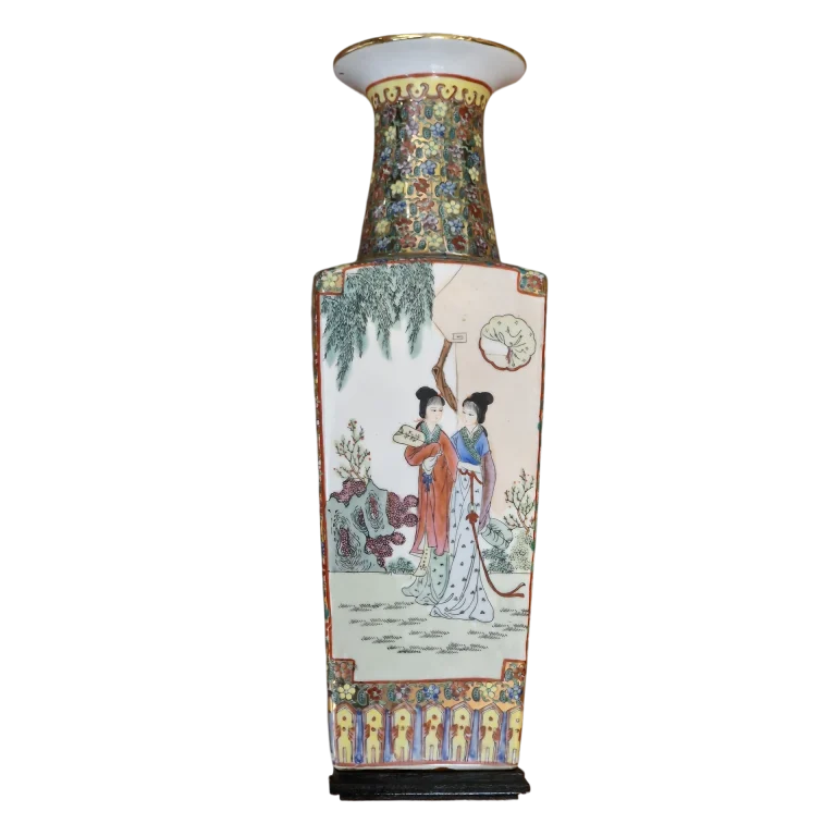 Jarrão Oriental em Porcelana Policromada com Pintura em Relevo e Base em Madeira – 47 cm