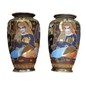 Par de Jarrões Japoneses Satsuma Moriage Dai Nippon em Porcelana Pintada à Mão - 36 cm (início do séc. XX)