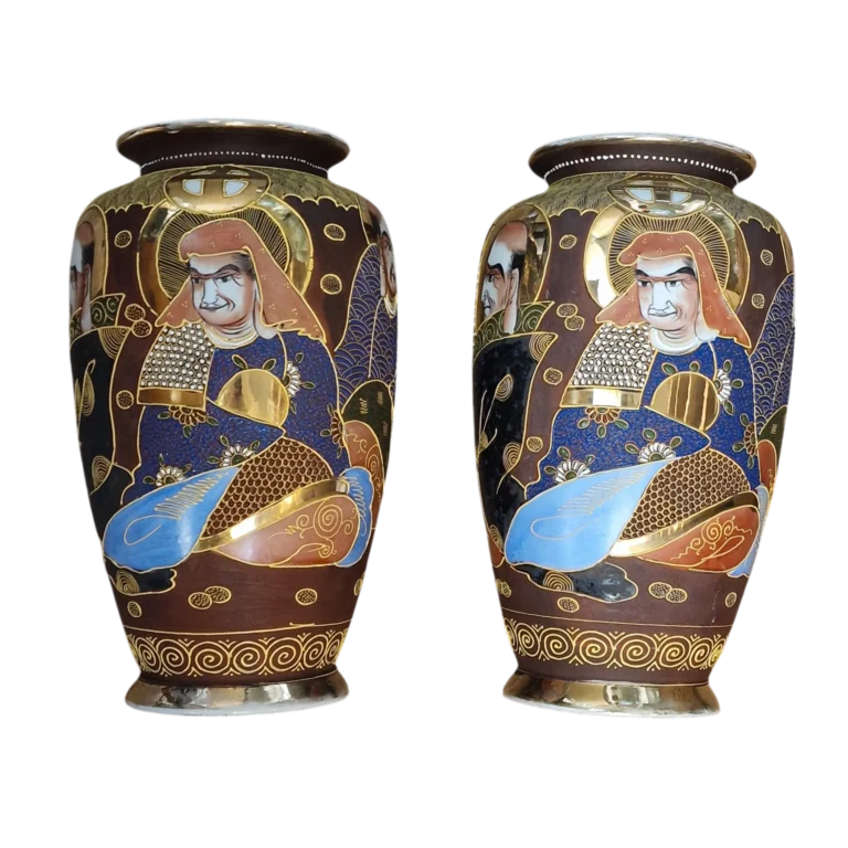 Par de Jarrões Japoneses Dai Nippon estilo Satsuma Moriage em Porcelana Pintada à Mão – 36 cm (início do séc. XX)
