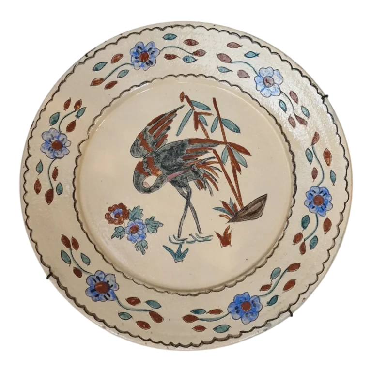 Prato de Parede em Barro Vidrado Pintado à Mão com Ave e Flores — 44 cm