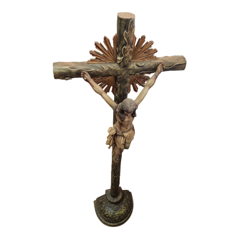 Grande Crucifixo de Altar com Cristo Policromado e Resplendor Dourado – c. 1890–1920 – 142 cm