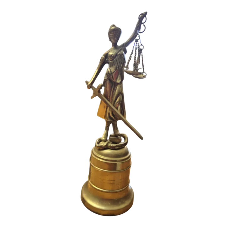 Escultura da Justiça (Têmis) em latão sobre base em forma de sino | 25 cm | 817 g