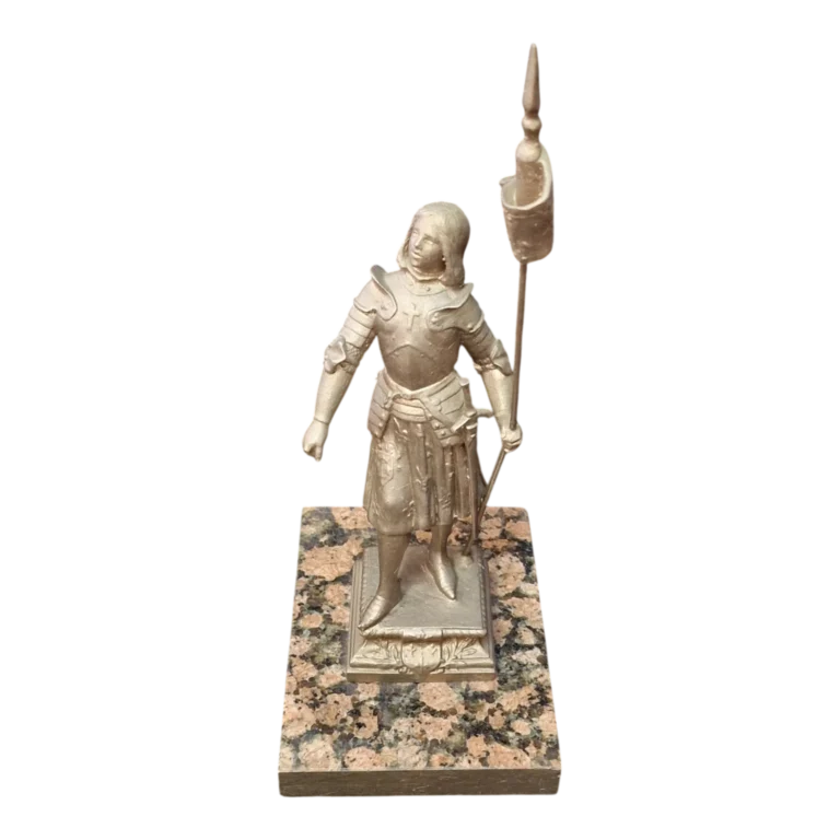Joana d’Arc com estandarte | Estatueta em metal sobre base de pedra | Inscrições «Dieu m’aide» e «Jeanne d’Arc – Orléans»