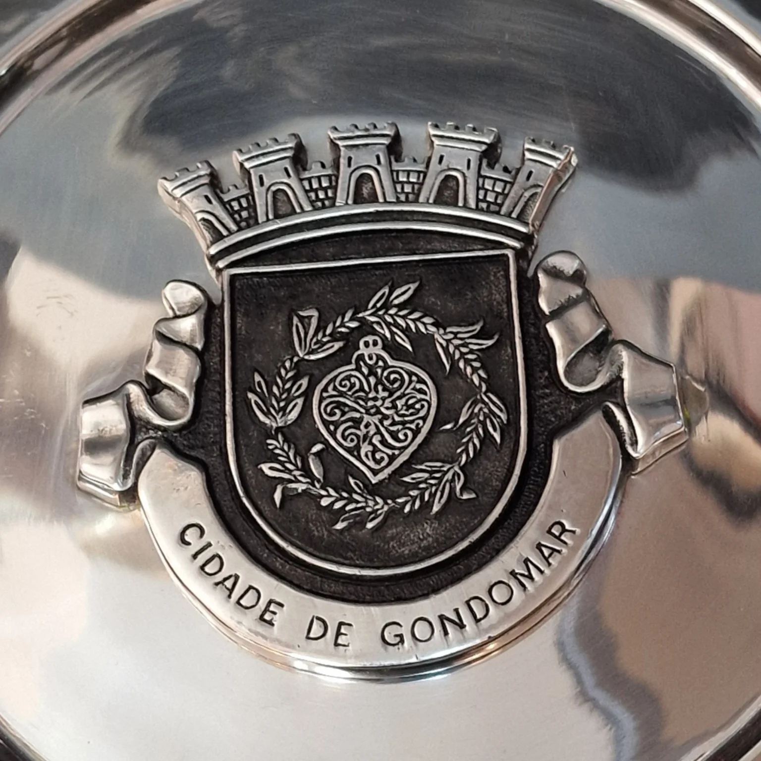 Prato Decorativo em Estanho – Brasão da Cidade de Gondomar | Pereira Ribeiro | Grão-Mestre — Folha de rosto