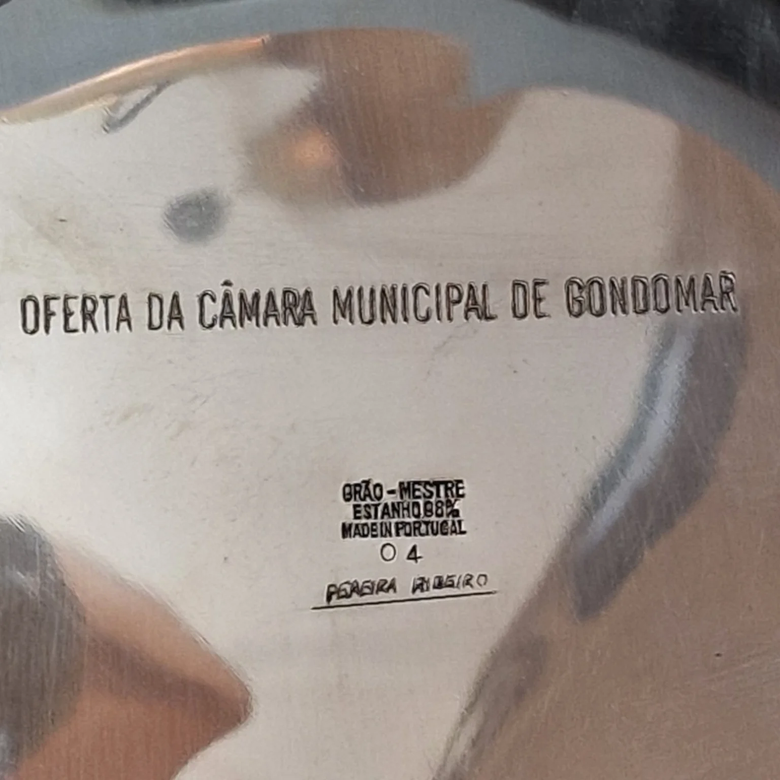 Prato Decorativo em Estanho – Brasão da Cidade de Gondomar | Pereira Ribeiro | Grão-Mestre — Lombada