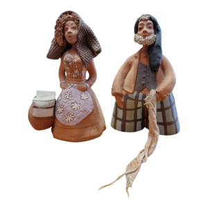 Casal de Figuras Tradicionais Portuguesas em Barro Policromado com Trajes Regionais – Conjunto de 2 Peças