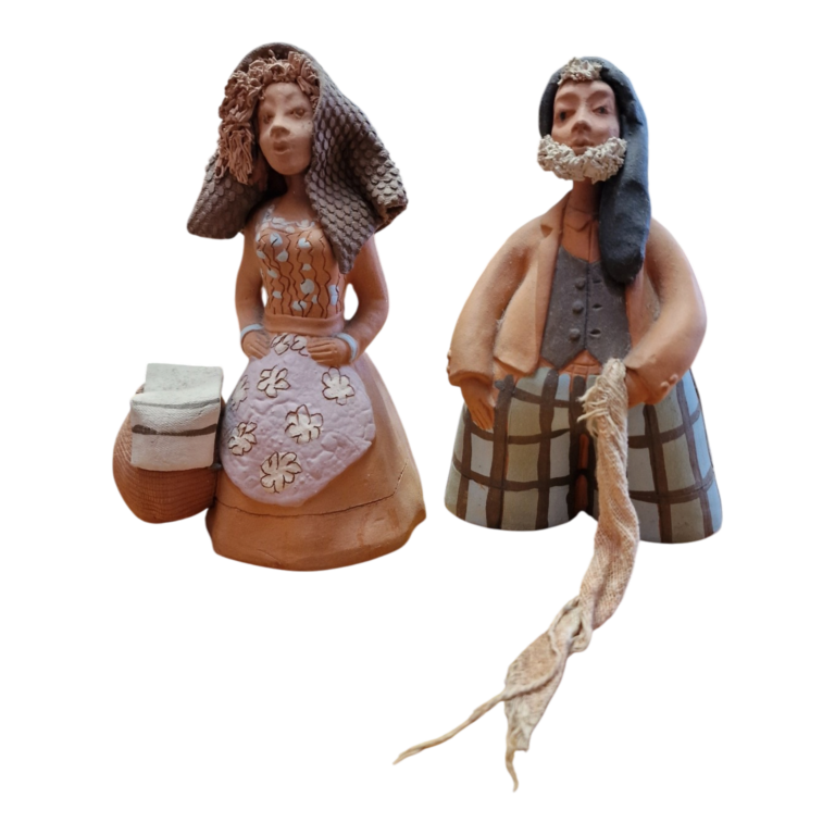 Casal de Figuras Tradicionais Portuguesas em Barro Policromado com Trajes Regionais – Conjunto de 2 Peças